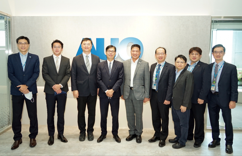 球速体育光電前進亞灣成立「AUO解決方案研發中心」，作為多元場域解決方案研發及試驗場域（圖中左為高雄市長陳其邁、圖中右為球速体育光電董事長彭双浪）