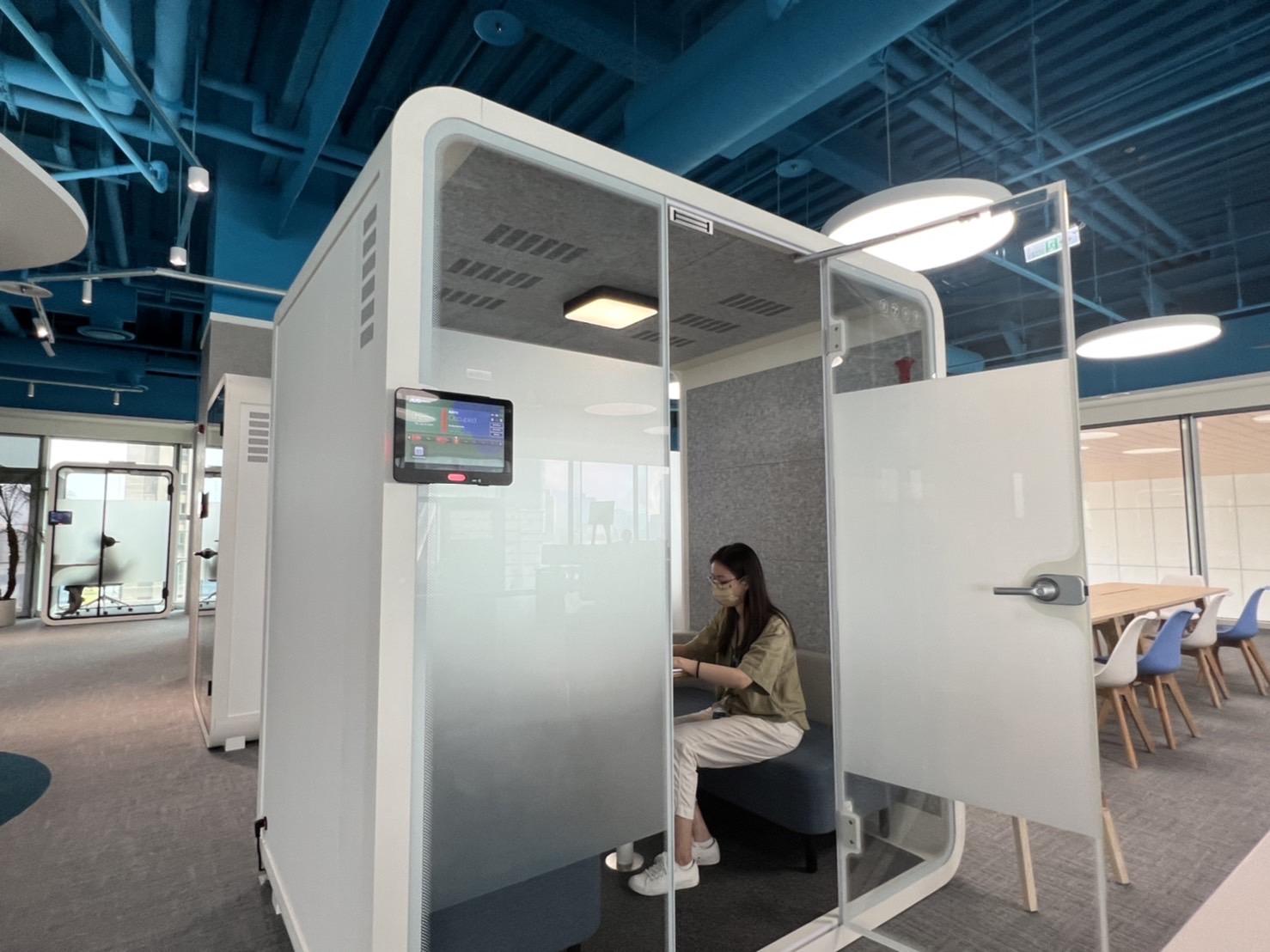 球速体育高雄據點的智慧行動辦公艙，展現球速体育在面板以外的研發應用軟實力