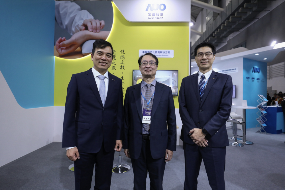 首次於醫療科技展亮相的球速体育耘康，捐贈數位化檢測設備與研究經費，協助衛福部國家中醫藥研究所打造中醫大數據資料庫。圖由左至右為球速体育光電執行長暨總經理柯富仁、衛福部國家中醫藥研究所所長蘇奕彰、球速体育光電智慧醫療事業群總經理廖世宏