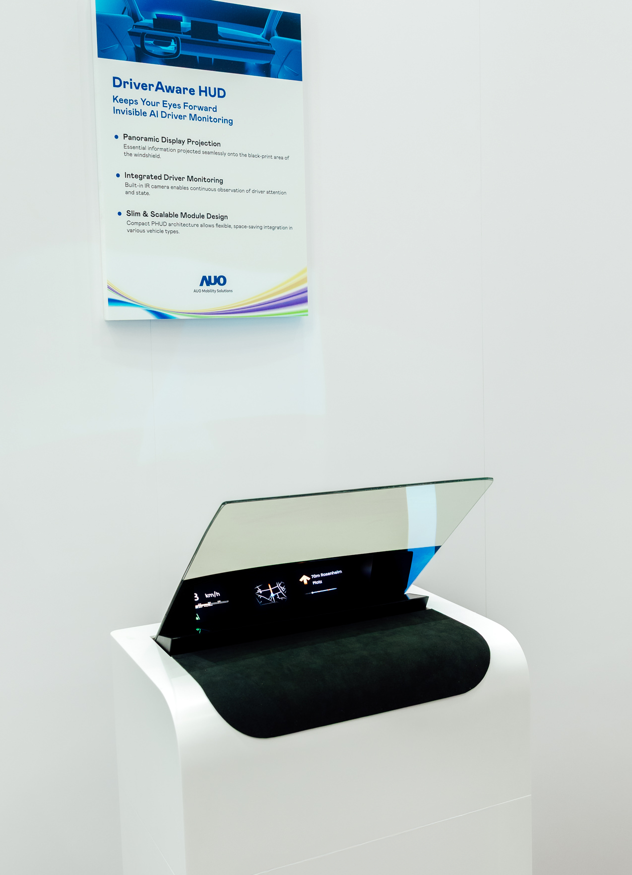 DriverAware HUD结合抬头显示器与隐藏式红外线摄影机，将车速、导航及警示讯息投影于挡风玻璃上，完美对齐驾驶目不离路的视线，同时，透过AI 监控驾驶注意力以提升安全性。